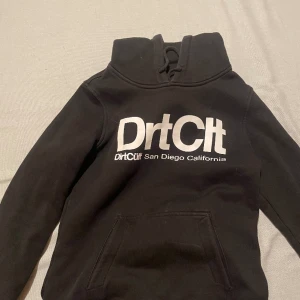 Dirtcült hoodie  - Nästan aldrig använd
