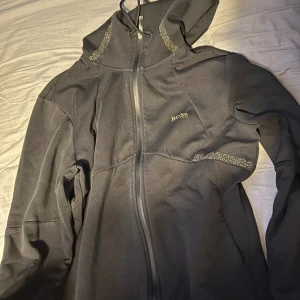 Hugo boss hoddie  - Storlek M vid frågor skriv i dm