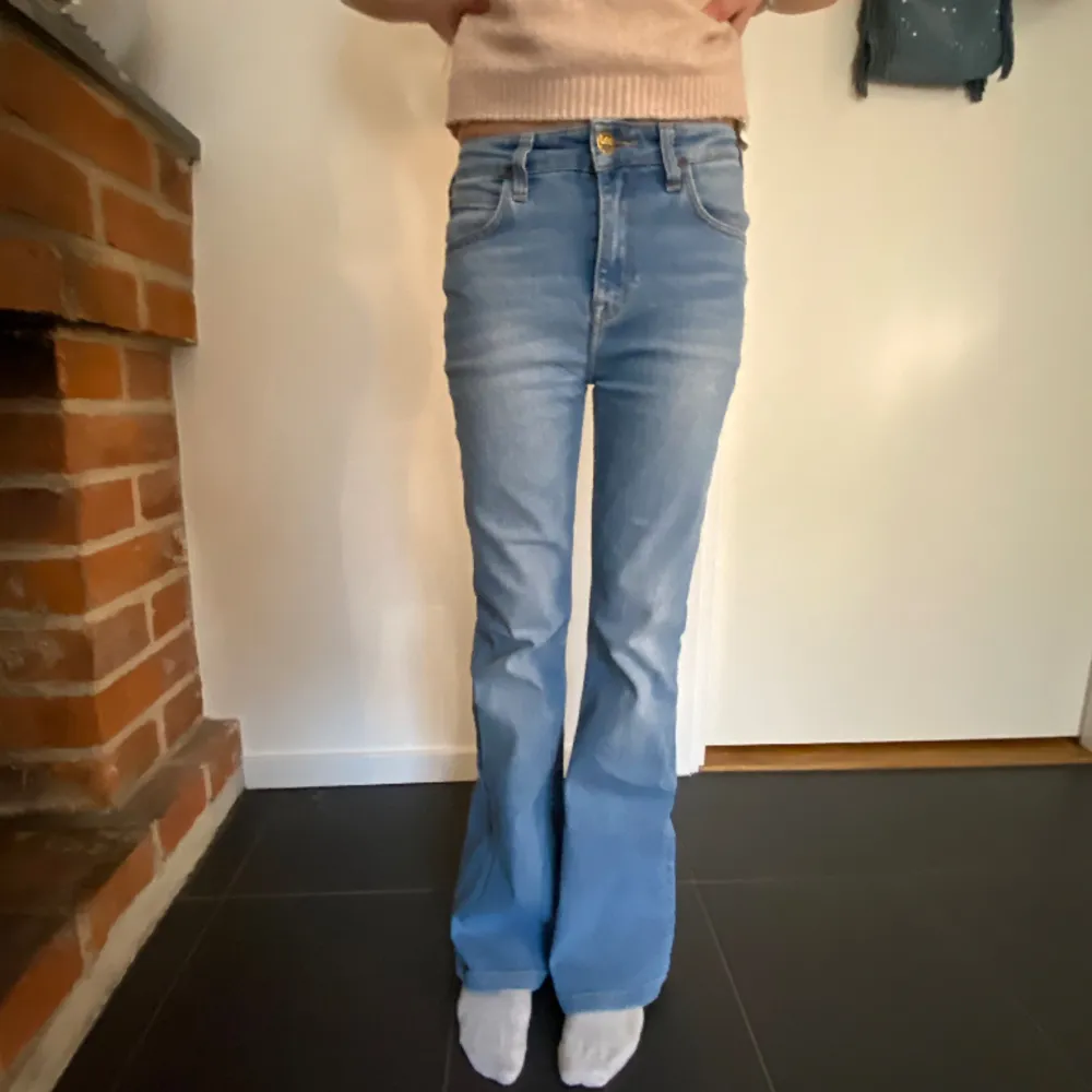 Säljer mina ljusblå bootcut Lee jeans som tyvärr blivit försmå, jätte bra skick och passar XSS-XS 147-152❤️köpta för 1300kr säljer för 550kr, skriv för fler bilder!!💕💕. Jeans & Byxor.