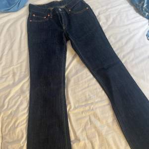 Mammas gamla Levis jeans från 90-talet. 🩷De är väldigt långa så rekommenderar för lite längre personer. De är även lowrise/midrise. 