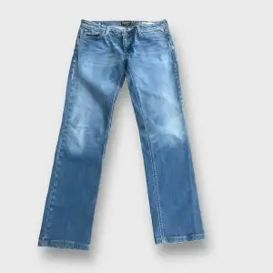 Ljusblå replay jeans i modellen rockxanne, fint skick. Tag: w31 L32. Tveka inte på att kontakta vid minsta fundering🙌