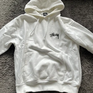 Stussy Hoodie - Säljer min hoodie från stussy som är använd ungefär 5 gånger. Väldigt bra skick och ser helt ny ut! Nypris är 2000