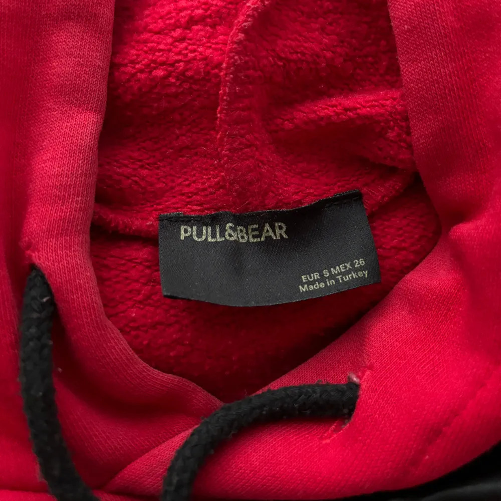 Röd hoodie med tryck på framsidan och ärmen från Pull&Bear.  Tröjan är skön och lätt, men tyvärr inte helt min stil längre, kan passa bra som tex street wear!. Hoodies.
