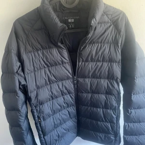 Vårjacka  - Säljer min nästan oanvända uniqlo ultra light jacka i storlek S perfekt till våren/ sommaren Färg: navy