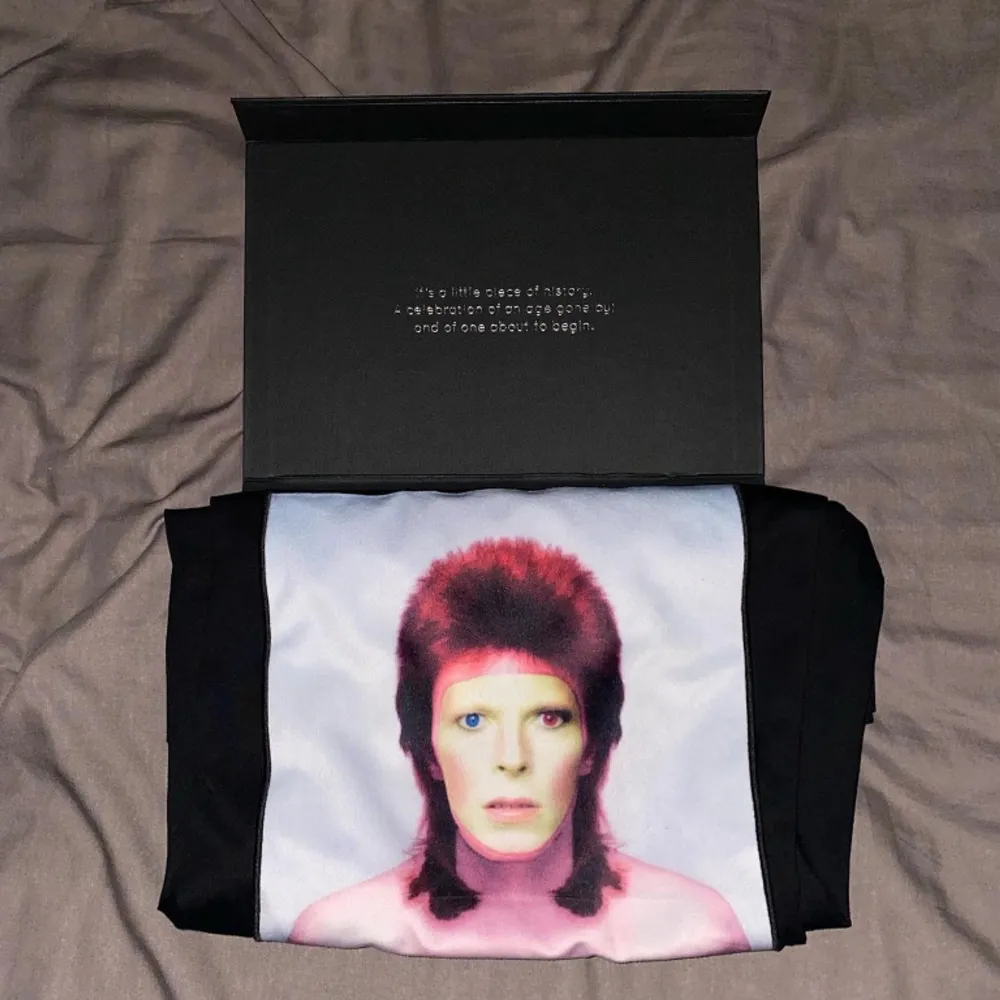 Snygg Limitato T-shirt med David Bowie, den är i bra skick och bra passform. Bara att höra av sig vid fler frågor.. T-shirts.