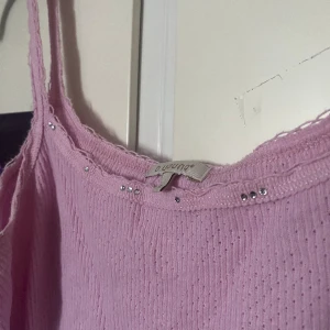 Rosa linne - Ett rosa linne med fina stenar! aldrig använd från min sida. samfraktar gärna med andra saker!