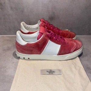 Valentino flycrew - Säljer mina valentino flycrews i nyskick 10/10. Alla nitar kvar. Skorna är mer rosa än vad de ser ut på bilden. Storlek 38,5. Dustbag ingår. Hör gärna av er vid fler frågor eller bilder.
