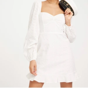 Klänning  - En jätte fin klänning från Nelly. Använt 1 gång så nästan helt sprillans ny, passar perfekt på student eller såna tillfällen! Pris kan absolut diskuteras 