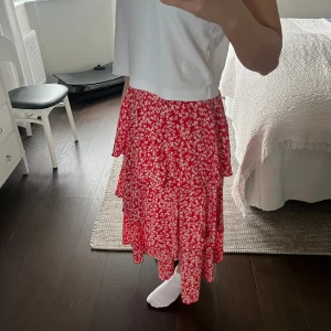 Lång kjol - Säljer denna blommiga långkok från Shein. Den är lite kort på mig och jag är 174 cm lång. Använd någon enstaka gång. Köparen står för frakt.