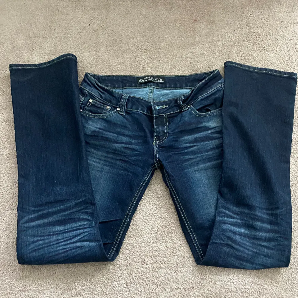 Ett par jättefina lågmidjade bootcut jeans. Storlek 30 skulle tippa på M/L. Midjemåttet rakt över 38-42. Färgen är väldigt mörkblå. Skriv för fler frågor😊. Jeans & Byxor.
