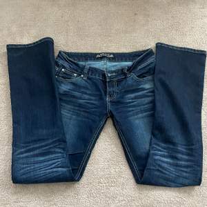 Ett par jättefina lågmidjade bootcut jeans. Storlek 30 skulle tippa på M/L. Midjemåttet rakt över 38-42. Färgen är väldigt mörkblå. Skriv för fler frågor😊