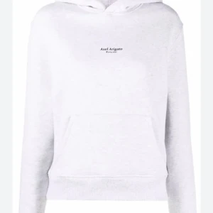 Grå Axel arigato hoodie - Väldigt bra skick bara använd fåtal gånger och är helt slutsåld köpt för 1900💞