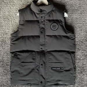 Canada goose vest black label  - Canada goose väst i jätte fint skick. Black label  Svart grå färg på Västen  Har fler bilder men kan tyvärr bara lägga upp 3st här. Skulle du va intresserad är det bara att skriva✌️
