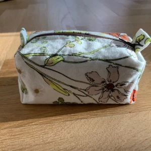 Necessär  - Liten necessär, 15cm lång, 7cm bred
