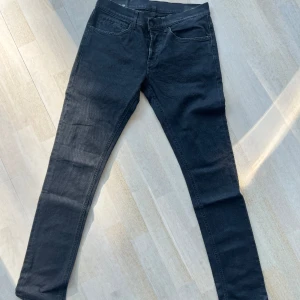 Dondup jeans - Säljer dessa as fräcka dondup jeans i nyskick! Storlek: 32! Modellen heter George & jeansen är köpta på United Fashion! Nypris: 4200kr