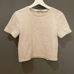 Stickad T-shirt - Stickad t-shirt från Zara i bra skick, storlek M men passar även xs/s💕