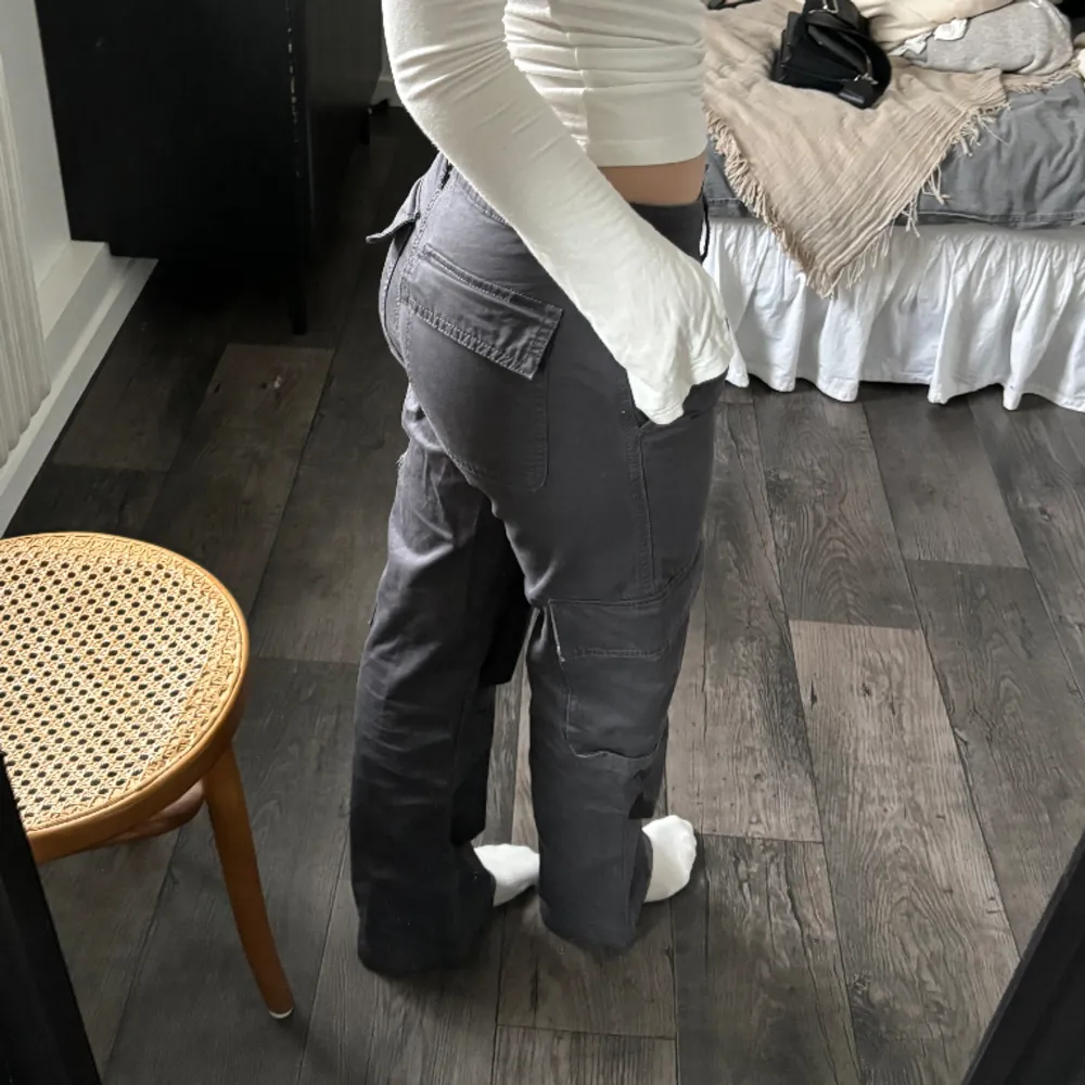 Mörk gråa cargo byxor från gina tricot, bra skick! 🩶. Jeans & Byxor.