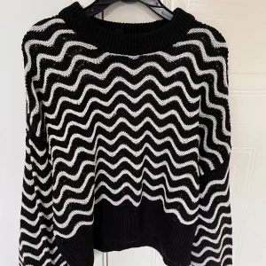 Stickad tröja  - Svart&vit stickad tröja från H&M i storlek XS🤍