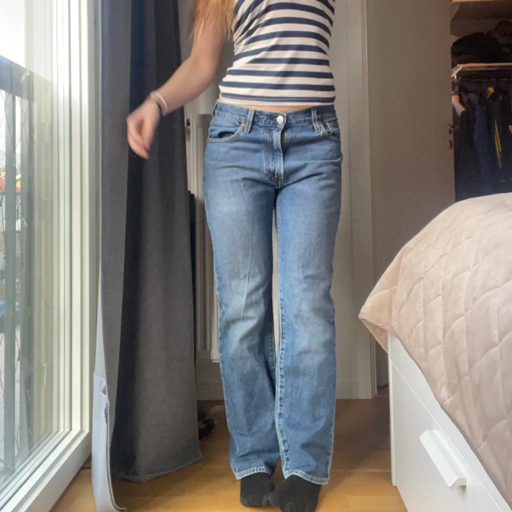 Äkta Levis jeans som säljs då de inte riktigt kommer till användning mer. Bra skick!. Jeans & Byxor.