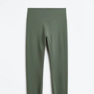 Tights / leggings - Tränings leggings från HM, aldrig använda!  Säljer då jag har för mycket kläder 🫠  Ny pris: 379 Mitt pris: 200