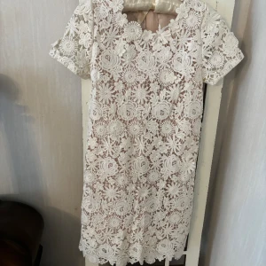 Barn Monsoon underbar hel broderad klänning med blommor och pärlor kalas påsk sommar vår fest bröllop dop konfirmation - Storlek 11 år. Ny