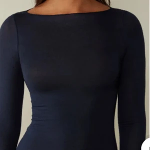 Intimissimi tröja blå  - Säljer min blåa Intimissimi tröja köpt i Göteborg i Intimissimis butik. Säljer då den inte kommer till användning endast testat den en gång så den är i nytt skick. Tror jag köpte den för runt 600 kr vid intresse fråga för bilder🩷🩷🩷