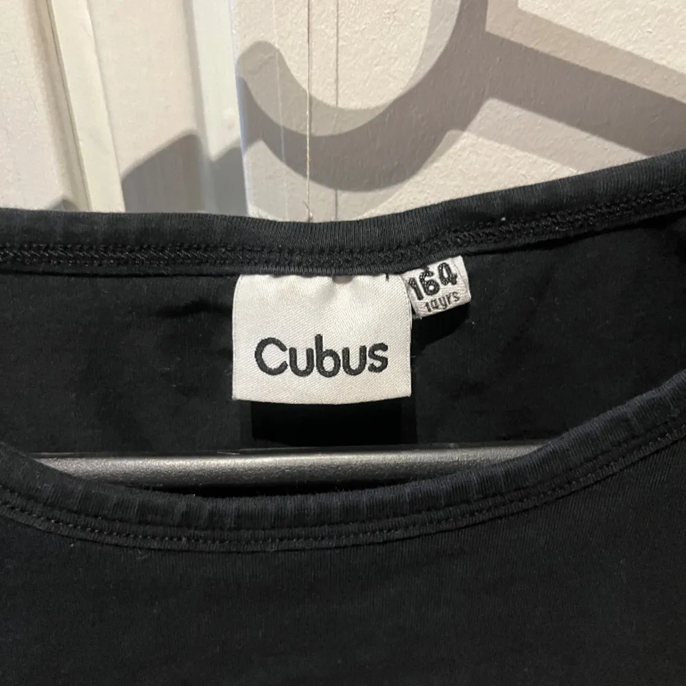 Svart t-shirt från Cubus . T-shirts.