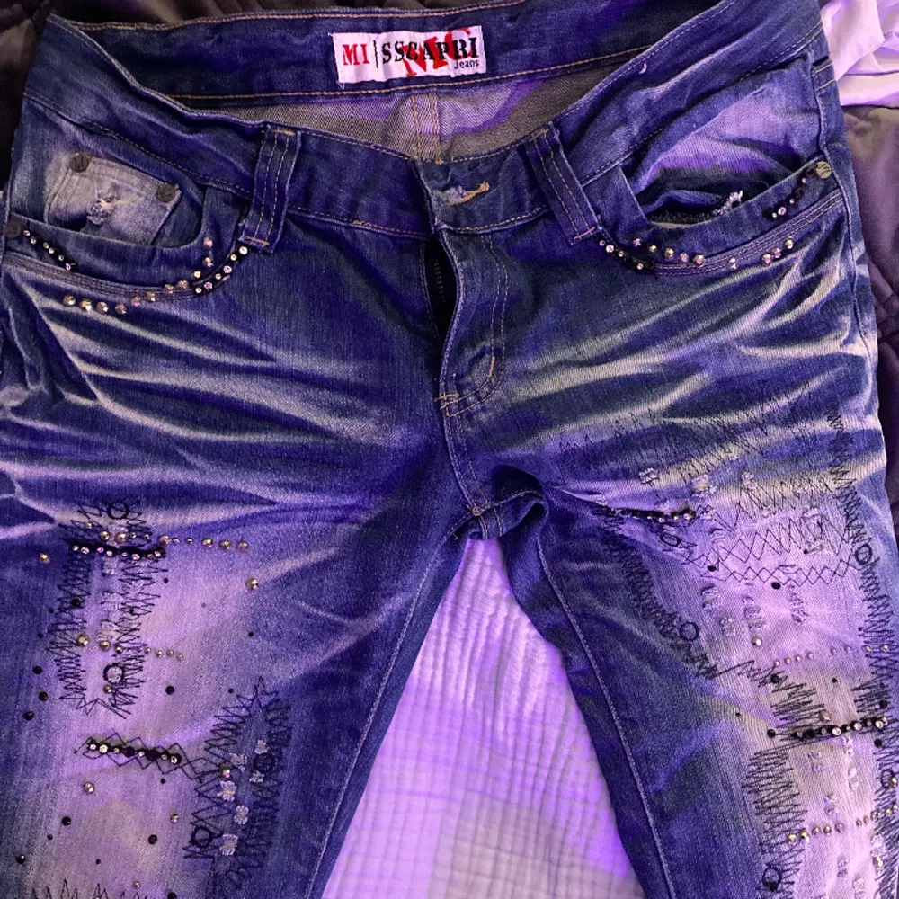 Supersnygga bootcut jeans med strass o kristaller, ungefär storlek 36, skit coolt vintage 90s stil.. Jeans & Byxor.