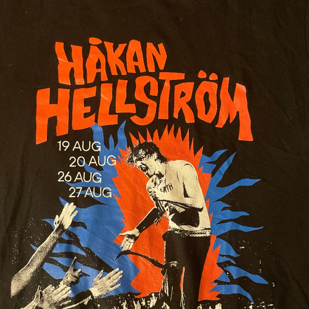 Håkan Hellström tröja från när han spelade i Ullevi 2022🤩 Tröjan har knappt kommit till användning utan har mest legat i gaderoben då jag köpte fel storlek🙄🙄 Pris går att diskuteras!!💭 Slutsåld på hemsidan🙌 . T-shirts.