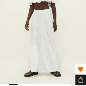 Vit maxi kjol - Säljer den här fina vita långkjolen från stradivarius! Endast använd en gång så i bra skick💗