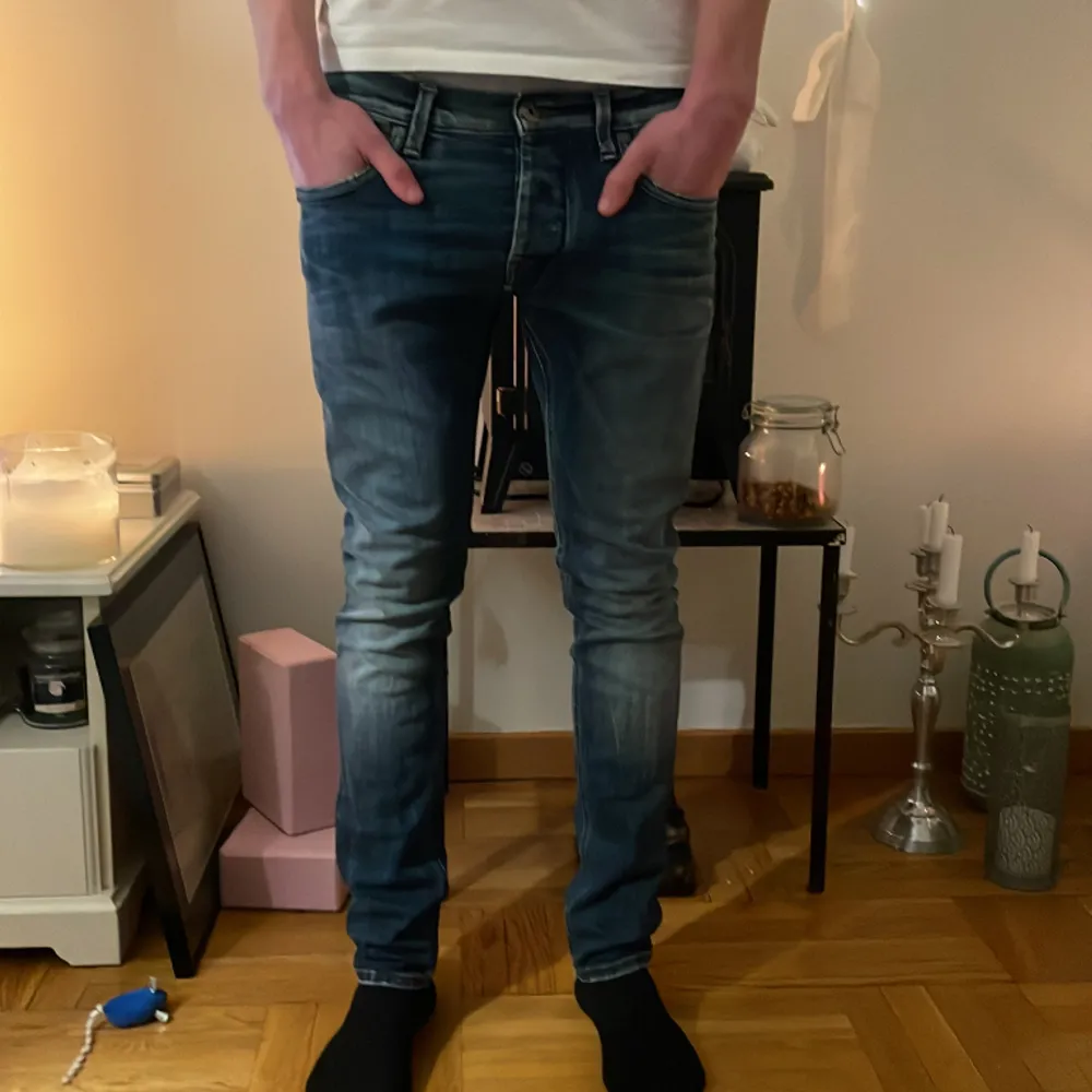 Säljer ett par tvär feta G-star jeans, helt nya, storlek w31 L32 Modellen på bilden är 182cm och väger 70kg. Jeans & Byxor.