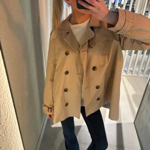 Trenchcoat  - Såå fin trenchcoat från Kappahl som jag bara använt en gång💕 storlek L men tycker den sitter bra och snyggt oversized på mig som normalt har xs/s