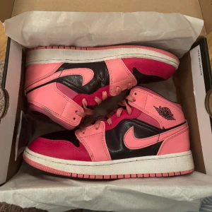Jordan 1 - Jordan 1 som jag inte använder. De är ganska använda så säljer endast för 800 (nypris 2500)