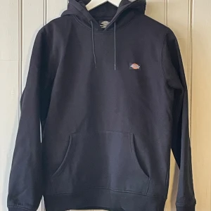 Dickies Oklahoma Hoodie - Hoodie från Dickies i storlek S, sparsamt använd och i väldigt bra skick! Nypris 699, säljer för 140kr eller prisförslag 🧡