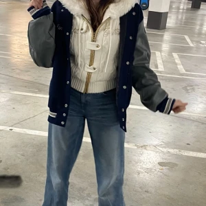 Snygg jacka  - Intresse koll! Bra skick, Säljer pga att jag inte längre gillar så baggy jackor men den är väldigt snygg och jag vill gärna ha råd med en annan jacka🥰