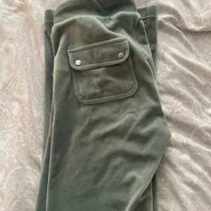 Juicy byxor - Fina juicy mjukisbyxor!  Använt fåtal gånger  En pytteliten fläck på byxorna !❤️