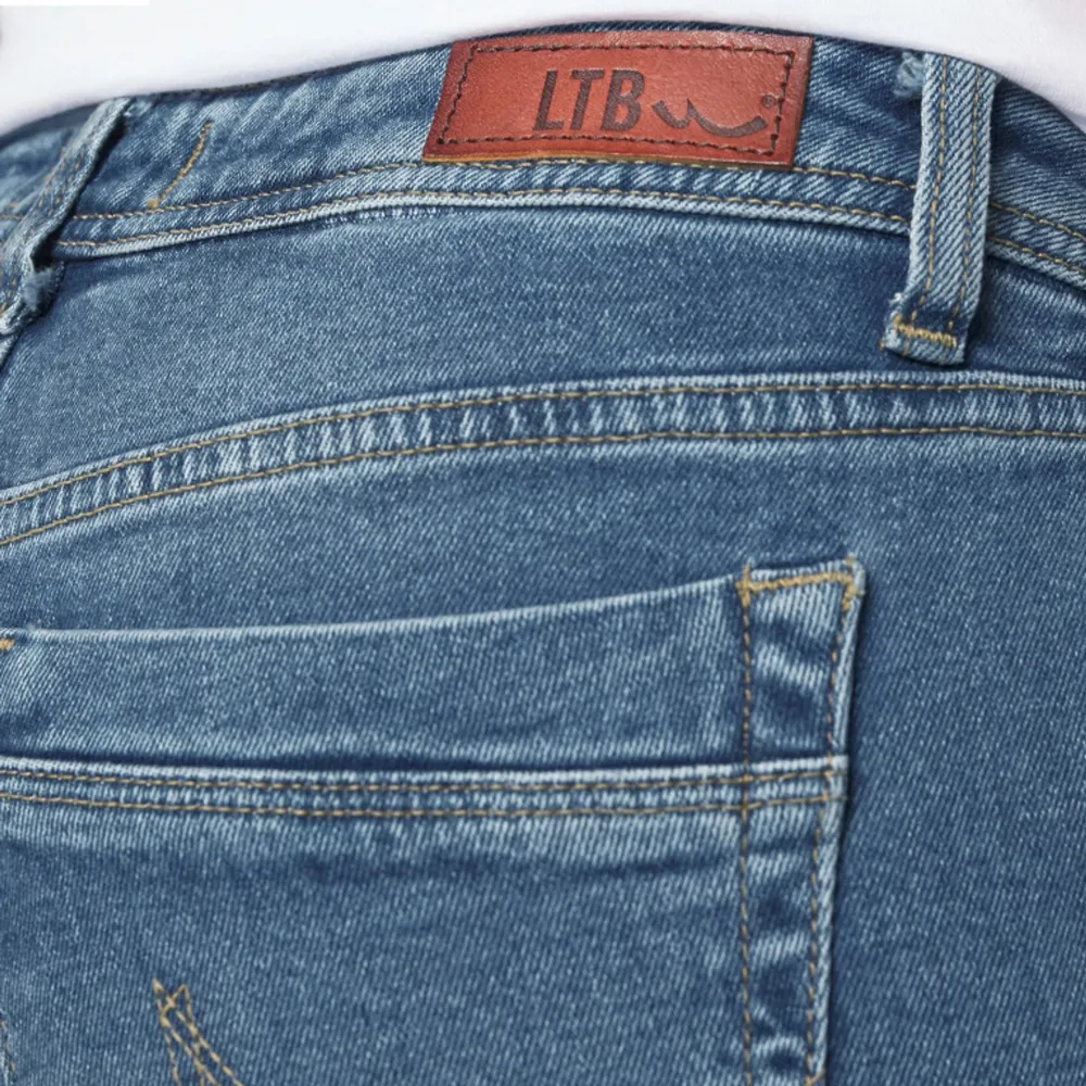 Säljer mina skitsnygga Ltb jeans då dem är för stora för mig, använda fåtal gånger därför inga defekter❤️. Jeans & Byxor.