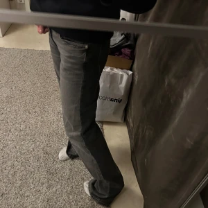 Jeans - Slutsålda. Dubbelfärgade jeans från zara som är lågmidjade. Använda en gång💕 skriv för fler bilder pris går att diskutera 