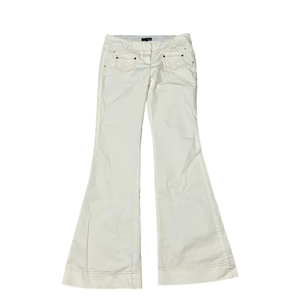 Aldrig använt! Snygga bottcut jeans från märket ”Next”. De säljs pga av de inte passar. Midjan rakt över är 41cm och inneboende 86cm🤍Materialet är inte strechig. Jätte snygga för sommaren! Skriv vid funderingar❕. Jeans & Byxor.
