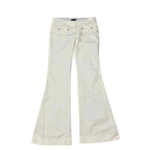 Aldrig använt! Snygga bottcut jeans från märket ”Next”. De säljs pga av de inte passar. Midjan rakt över är 41cm och inneboende 86cm🤍Materialet är inte strechig. Jätte snygga för sommaren! Skriv vid funderingar❕