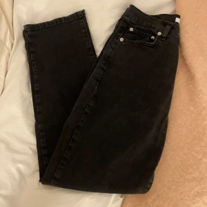 Jeans - Svarta högmidjade jeans från NA-KD som sitter superfint på kroppen. Istället för en dragkedja så är det knappt men det gör jeansen lite bekvämare då dem inte sitter lika tajt kring magen. Skriv vid frågor eller intresse ❤️❤️