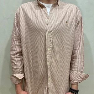 Polo Ralph Lauren Skjorta  - Skjorta Polo Ralph Lauren  Modell: 184cm & väger 73kg Storlek: EU 33 Motsvarar storlek L Skick: 8/10, missfärgad i kragen. Material: Bomull  Skriv om ni har frågor! 