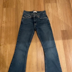 Jeans - Säljer dessa jeans från Gina tricot pga av att jag köpte dom men jag chansade på storleken så dom vart för korta så dom är aldrig använda💗