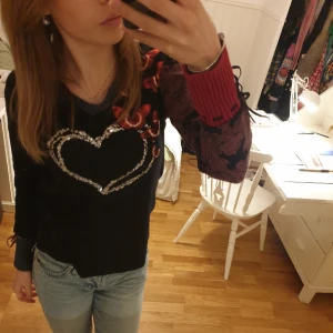 Desigual tröja - Säljer denna fina mönstrade Desigual tröjan i storlek S. Ganska gammal därför lägre pris men trots det inte sliten. Du står för frakt💫