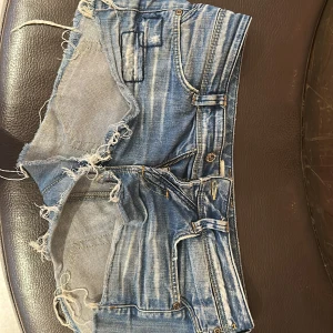 Jeans shorts  - Jätte snygga jeans shorts från only som är lågmidiade och sitter jätte bra 