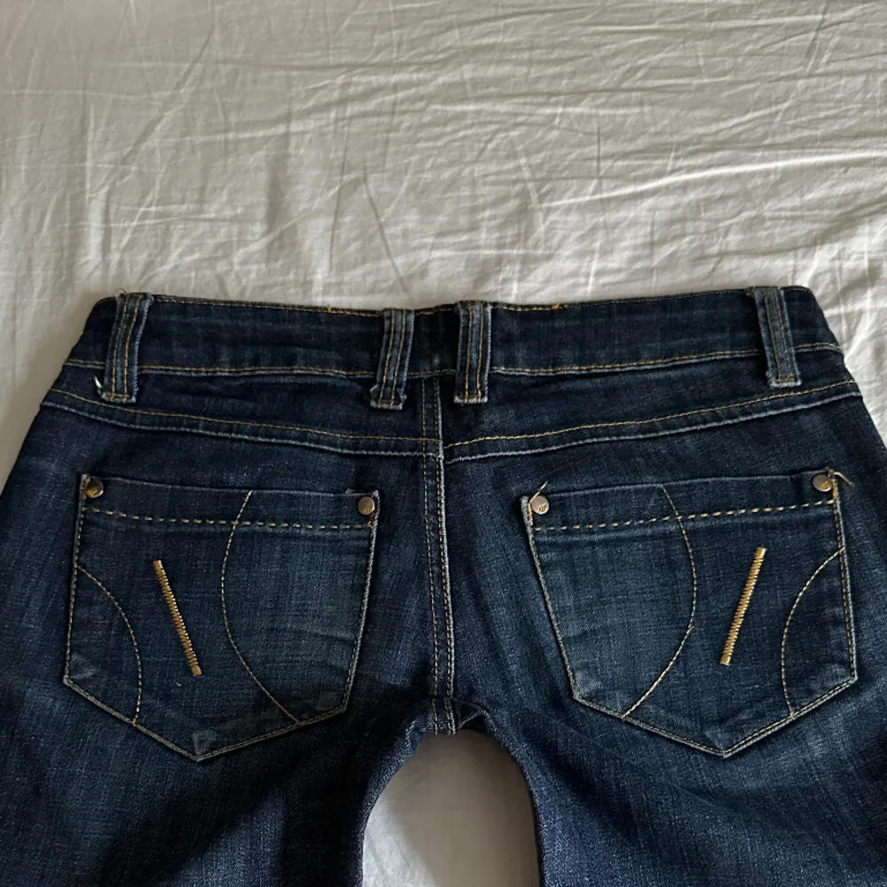 Perfekta jeansen😍Vintage från Chellyjeans💓midja 39 innerben 88 jae 165. Jeans & Byxor.