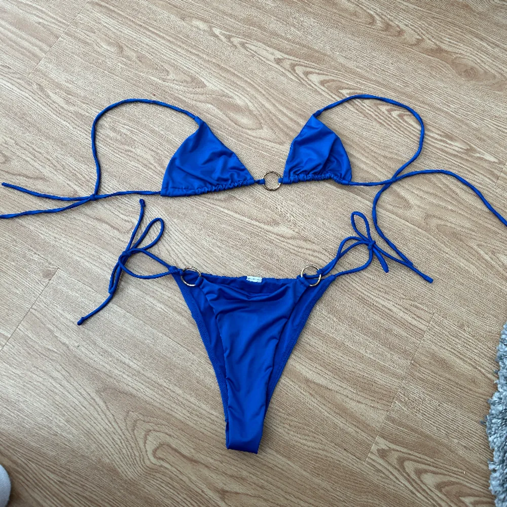 Blå triangel bikini som både går att knyta som en bh (som på bilden) eller runt halsen. Från Hanna Schönbergs med NA-KD. #bikini #badkläder #sommar #summer #nakd #hannaschonberg . Övrigt.