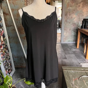 SVART SLIPDRESS - Superfin slipdress med spets. Har skavanker i form av små slitningar på klänningen. Visas på bild två🎀💗