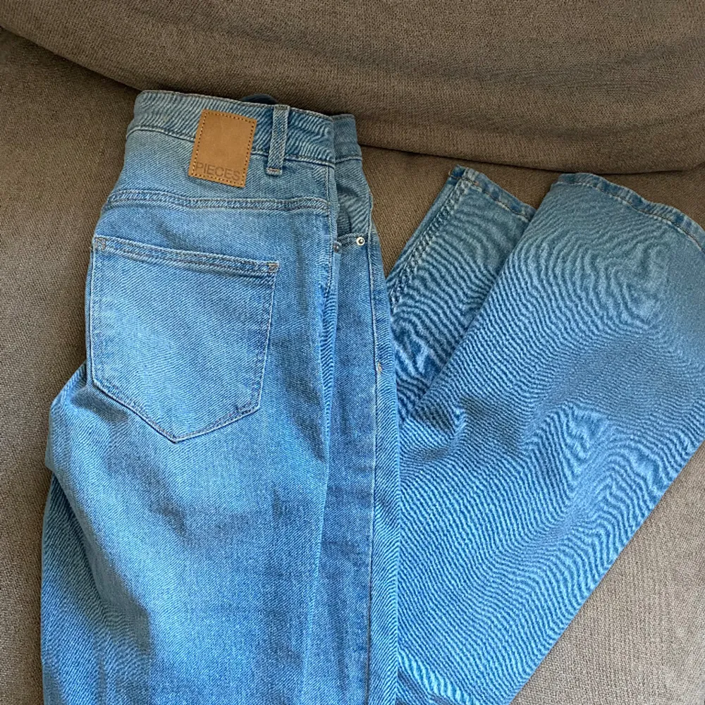 Säljer dessa snygga jeansen från Pieces då dem inte kommer till användning, endast använd en gång så dem är som nya. Storlek S. . Jeans & Byxor.