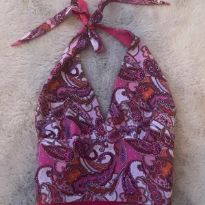 Rosa Paisley topp  - Jätte fin slutsåld Rosa/orange paisley topp från bikbok storlek L men liten i storleken så L/M